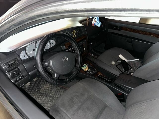 Черный Опель Омега, объемом двигателя 2.5 л и пробегом 330 тыс. км за 1000 $, фото 5 на Automoto.ua