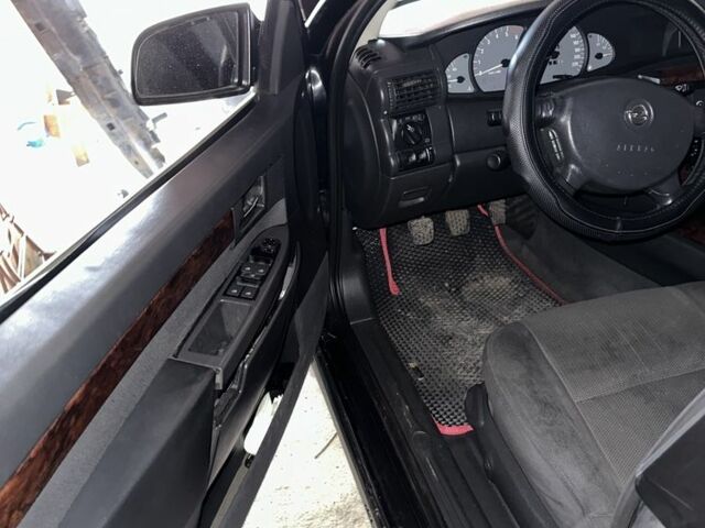 Черный Опель Омега, объемом двигателя 2.5 л и пробегом 330 тыс. км за 1000 $, фото 6 на Automoto.ua