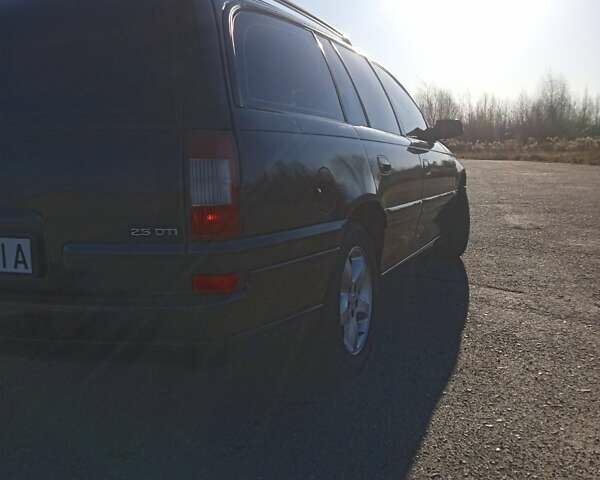 Черный Опель Омега, объемом двигателя 2.5 л и пробегом 334 тыс. км за 4200 $, фото 11 на Automoto.ua