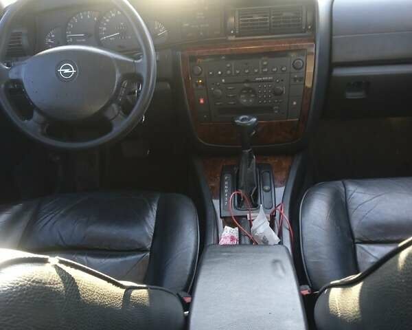 Черный Опель Омега, объемом двигателя 2.5 л и пробегом 334 тыс. км за 3800 $, фото 8 на Automoto.ua