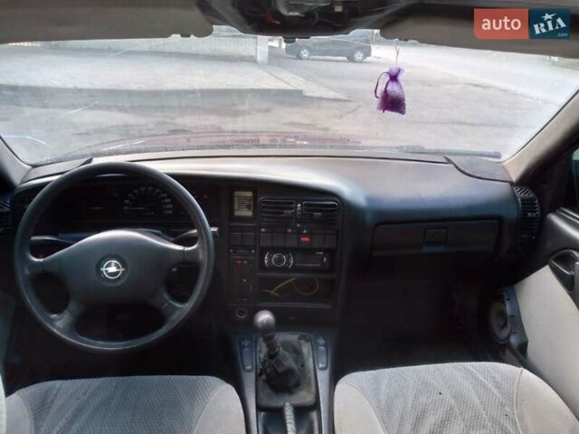 Фиолетовый Опель Омега, объемом двигателя 2 л и пробегом 254 тыс. км за 795 $, фото 6 на Automoto.ua