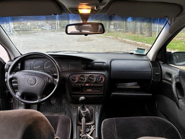 Фиолетовый Опель Омега, объемом двигателя 2 л и пробегом 205 тыс. км за 2700 $, фото 4 на Automoto.ua