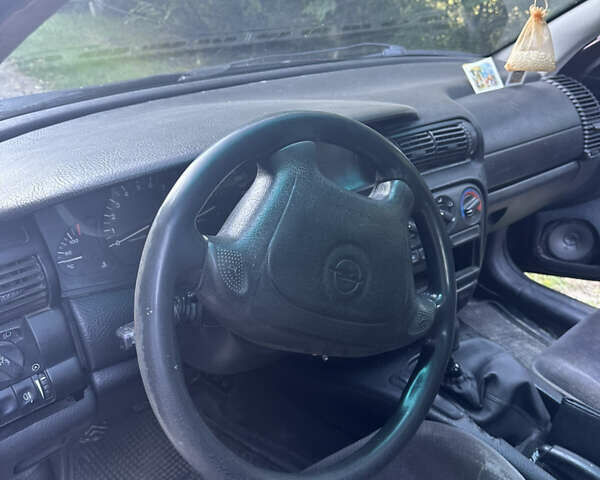 Фиолетовый Опель Омега, объемом двигателя 2 л и пробегом 384 тыс. км за 1450 $, фото 5 на Automoto.ua