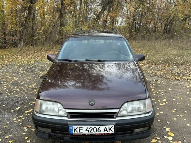 Фиолетовый Опель Омега, объемом двигателя 2 л и пробегом 3 тыс. км за 1000 $, фото 1 на Automoto.ua