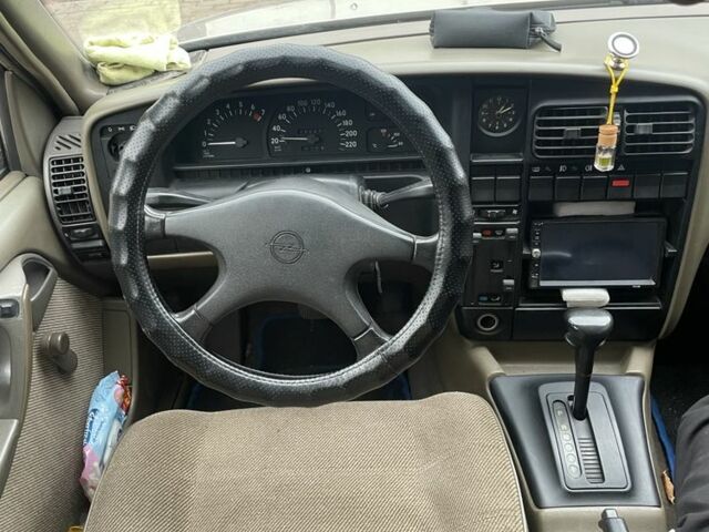 Коричневый Опель Омега, объемом двигателя 2 л и пробегом 270 тыс. км за 850 $, фото 5 на Automoto.ua