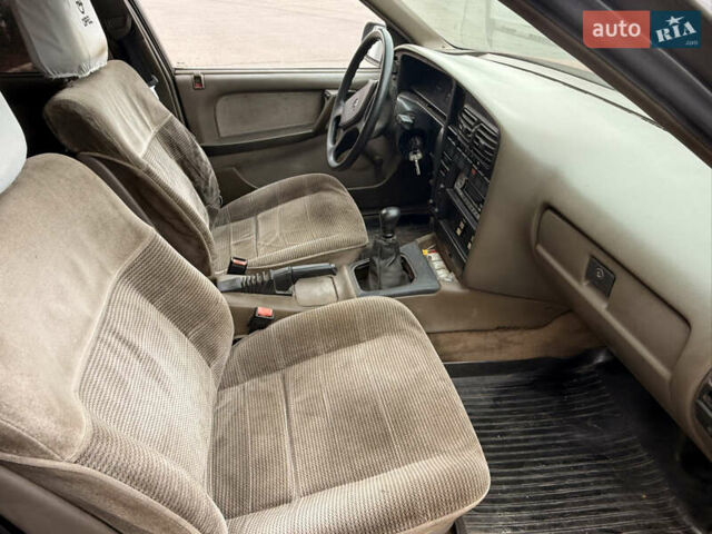 Коричневий Опель Омега, об'ємом двигуна 1.8 л та пробігом 236 тис. км за 600 $, фото 5 на Automoto.ua
