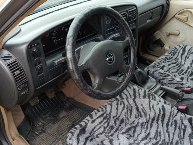 Коричневый Опель Омега, объемом двигателя 2 л и пробегом 280 тыс. км за 1000 $, фото 1 на Automoto.ua