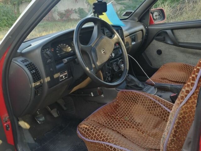 Красный Опель Омега, объемом двигателя 2 л и пробегом 200 тыс. км за 1200 $, фото 4 на Automoto.ua