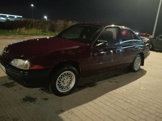 Красный Опель Омега, объемом двигателя 2 л и пробегом 300 тыс. км за 750 $, фото 1 на Automoto.ua