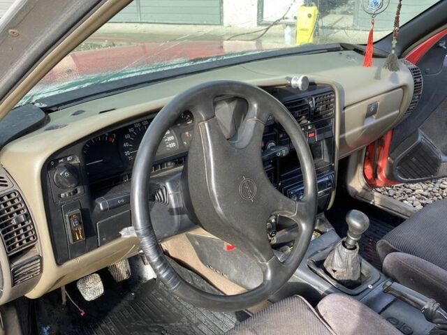 Червоний Опель Омега, об'ємом двигуна 1.8 л та пробігом 300 тис. км за 400 $, фото 4 на Automoto.ua