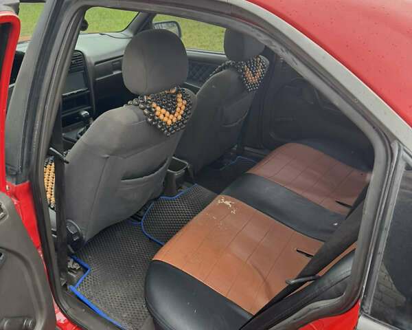 Красный Опель Омега, объемом двигателя 1.8 л и пробегом 300 тыс. км за 1500 $, фото 6 на Automoto.ua