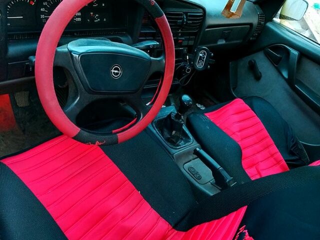 Красный Опель Омега, объемом двигателя 1.8 л и пробегом 0 тыс. км за 600 $, фото 4 на Automoto.ua