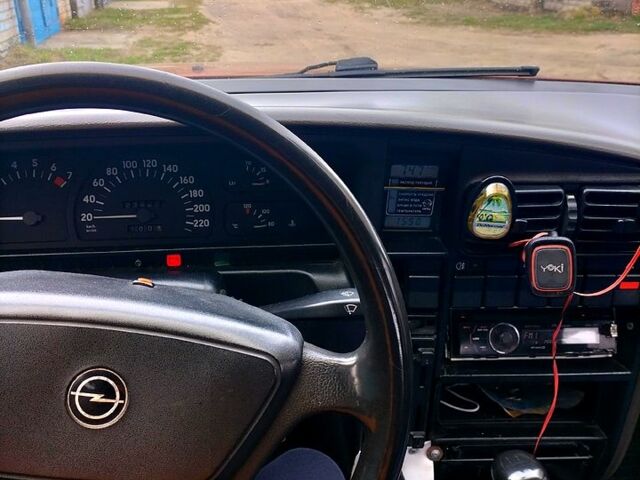 Червоний Опель Омега, об'ємом двигуна 2 л та пробігом 350 тис. км за 950 $, фото 5 на Automoto.ua