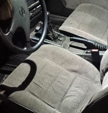 Красный Опель Омега, объемом двигателя 2 л и пробегом 300 тыс. км за 900 $, фото 4 на Automoto.ua