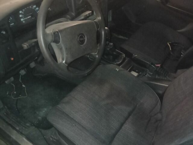 Красный Опель Омега, объемом двигателя 2 л и пробегом 100 тыс. км за 357 $, фото 3 на Automoto.ua