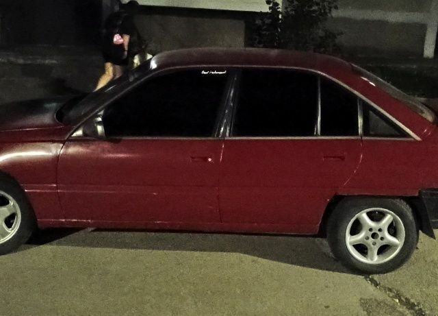 Красный Опель Омега, объемом двигателя 2 л и пробегом 300 тыс. км за 900 $, фото 1 на Automoto.ua