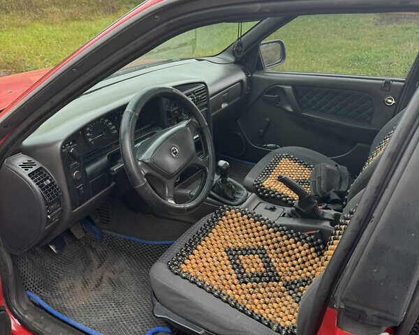 Красный Опель Омега, объемом двигателя 1.8 л и пробегом 300 тыс. км за 1500 $, фото 7 на Automoto.ua