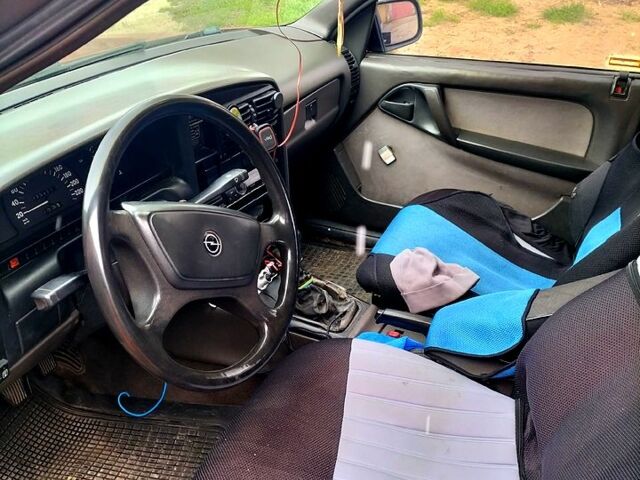 Червоний Опель Омега, об'ємом двигуна 2 л та пробігом 350 тис. км за 950 $, фото 4 на Automoto.ua