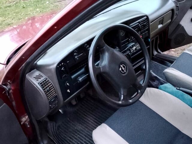 Червоний Опель Омега, об'ємом двигуна 2 л та пробігом 300 тис. км за 1300 $, фото 6 на Automoto.ua