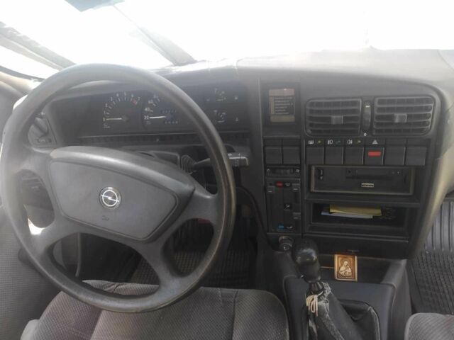 Красный Опель Омега, объемом двигателя 2 л и пробегом 218 тыс. км за 952 $, фото 5 на Automoto.ua