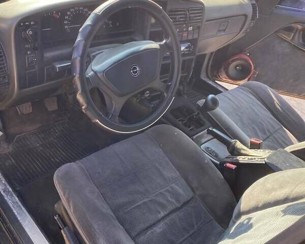 Красный Опель Омега, объемом двигателя 2.6 л и пробегом 224 тыс. км за 1250 $, фото 5 на Automoto.ua
