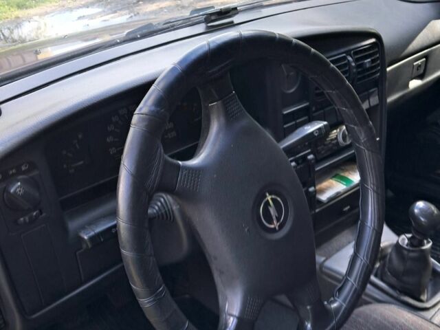 Красный Опель Омега, объемом двигателя 2 л и пробегом 280 тыс. км за 1900 $, фото 1 на Automoto.ua