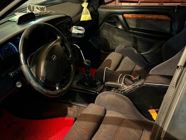 Красный Опель Омега, объемом двигателя 2 л и пробегом 350 тыс. км за 999 $, фото 3 на Automoto.ua