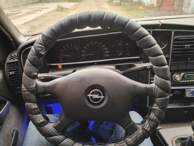 Красный Опель Омега, объемом двигателя 2 л и пробегом 380 тыс. км за 1650 $, фото 2 на Automoto.ua