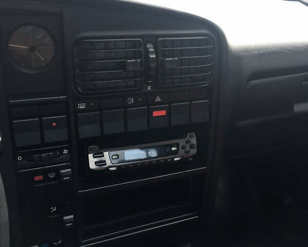 Красный Опель Омега, объемом двигателя 2 л и пробегом 300 тыс. км за 2500 $, фото 7 на Automoto.ua