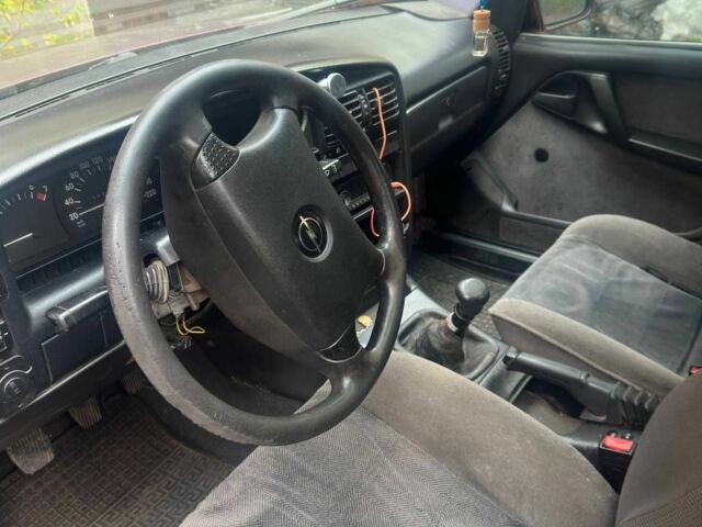 Красный Опель Омега, объемом двигателя 2 л и пробегом 363 тыс. км за 900 $, фото 4 на Automoto.ua