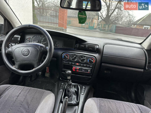 Красный Опель Омега, объемом двигателя 2 л и пробегом 301 тыс. км за 2250 $, фото 13 на Automoto.ua