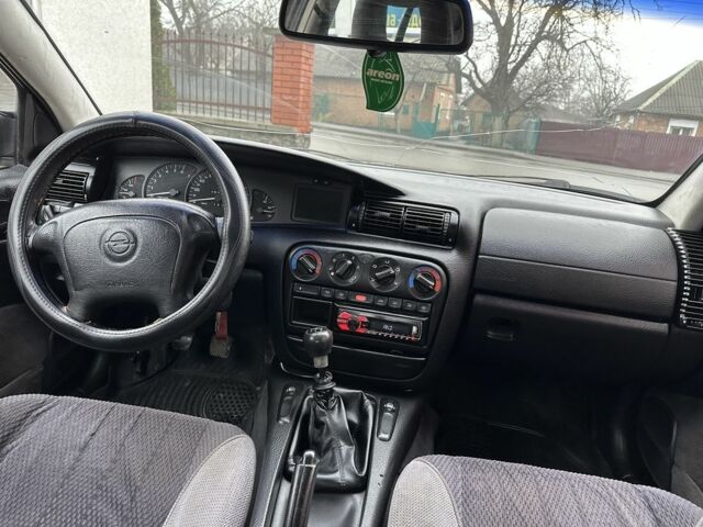 Червоний Опель Омега, об'ємом двигуна 2 л та пробігом 301 тис. км за 2200 $, фото 3 на Automoto.ua