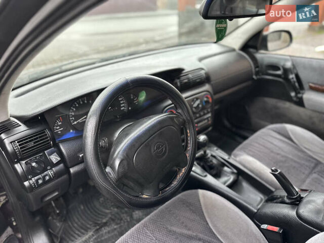 Красный Опель Омега, объемом двигателя 2 л и пробегом 301 тыс. км за 2200 $, фото 10 на Automoto.ua