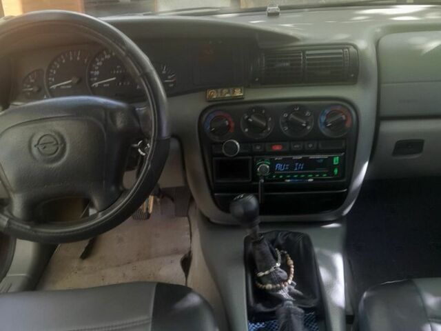 Красный Опель Омега, объемом двигателя 2 л и пробегом 140 тыс. км за 2500 $, фото 5 на Automoto.ua