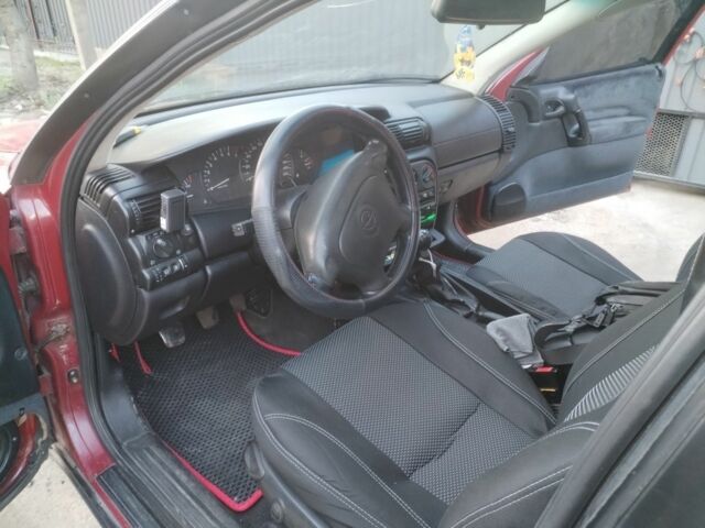 Красный Опель Омега, объемом двигателя 2 л и пробегом 250 тыс. км за 2400 $, фото 5 на Automoto.ua