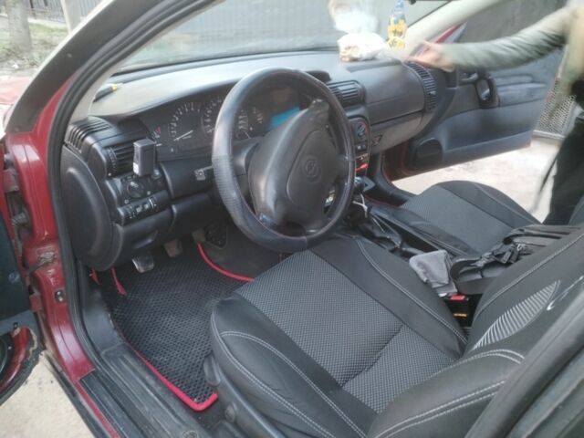 Красный Опель Омега, объемом двигателя 2 л и пробегом 250 тыс. км за 2400 $, фото 4 на Automoto.ua