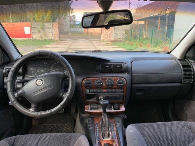 Червоний Опель Омега, об'ємом двигуна 2 л та пробігом 250 тис. км за 1500 $, фото 3 на Automoto.ua