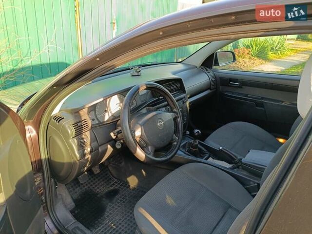 Красный Опель Омега, объемом двигателя 2.2 л и пробегом 222 тыс. км за 3500 $, фото 6 на Automoto.ua