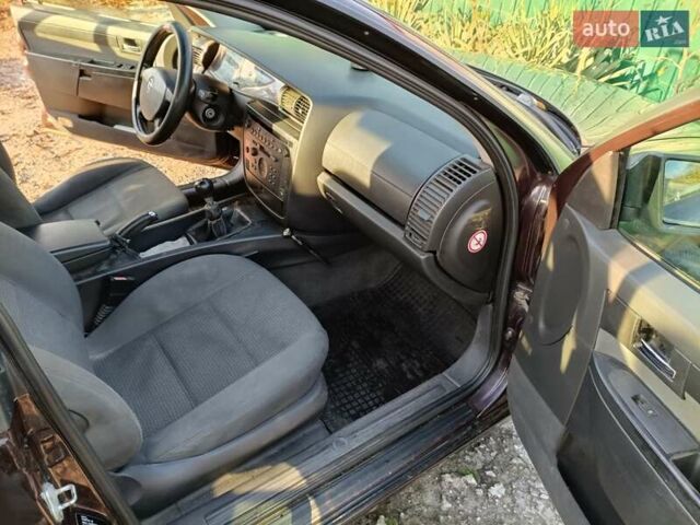 Красный Опель Омега, объемом двигателя 2.2 л и пробегом 222 тыс. км за 3500 $, фото 1 на Automoto.ua