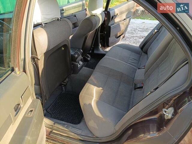 Красный Опель Омега, объемом двигателя 2.2 л и пробегом 222 тыс. км за 3500 $, фото 2 на Automoto.ua