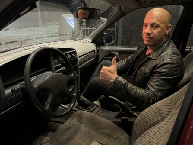 Красный Опель Омега, объемом двигателя 2 л и пробегом 300 тыс. км за 900 $, фото 3 на Automoto.ua