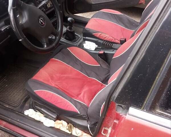 Красный Опель Омега, объемом двигателя 2 л и пробегом 330 тыс. км за 1300 $, фото 2 на Automoto.ua