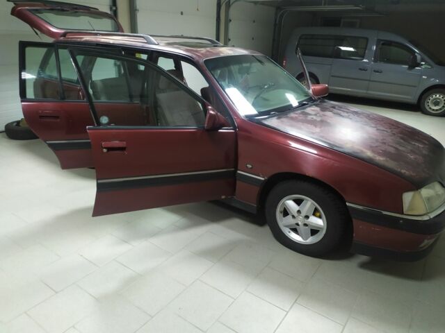 Красный Опель Омега, объемом двигателя 2 л и пробегом 100 тыс. км за 1200 $, фото 4 на Automoto.ua