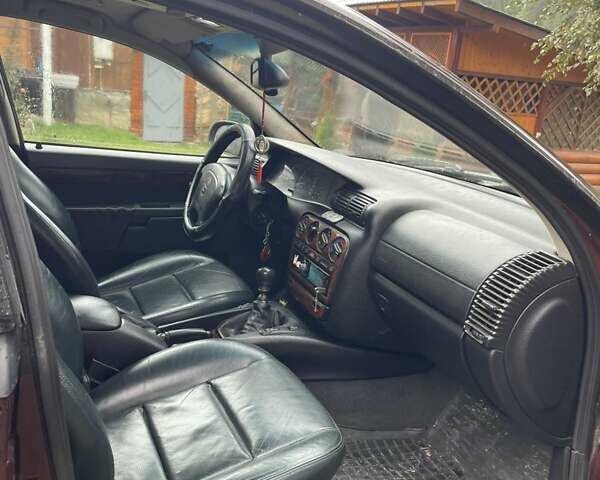 Красный Опель Омега, объемом двигателя 2 л и пробегом 250 тыс. км за 1100 $, фото 1 на Automoto.ua