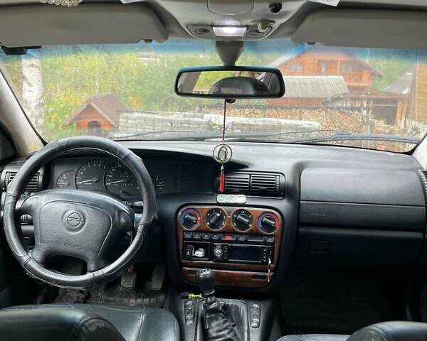 Красный Опель Омега, объемом двигателя 2 л и пробегом 250 тыс. км за 1100 $, фото 2 на Automoto.ua