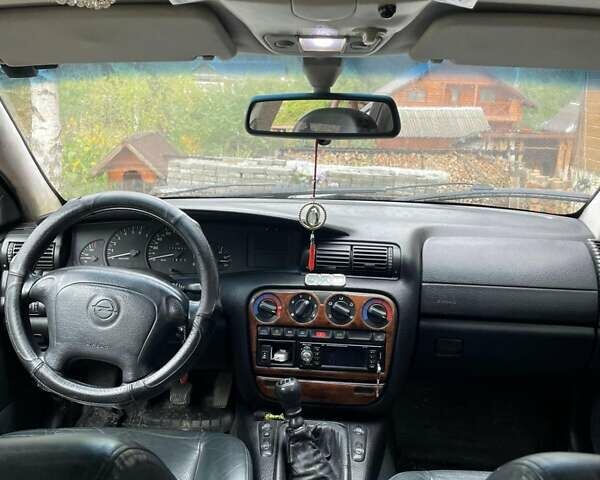 Красный Опель Омега, объемом двигателя 2 л и пробегом 250 тыс. км за 1200 $, фото 1 на Automoto.ua