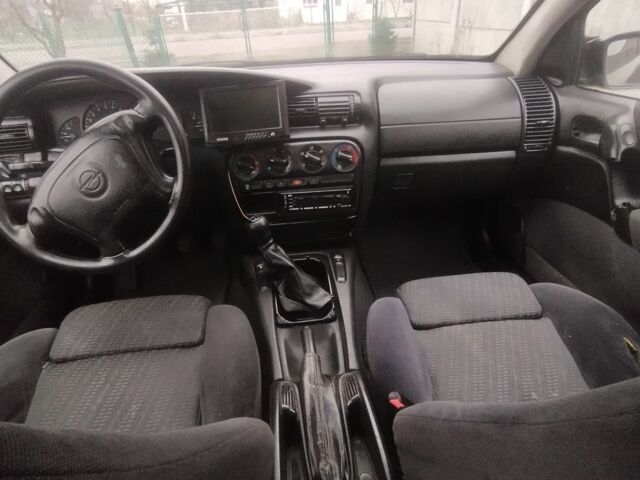 Красный Опель Омега, объемом двигателя 2 л и пробегом 199 тыс. км за 1350 $, фото 9 на Automoto.ua