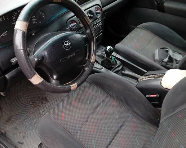 Красный Опель Омега, объемом двигателя 2 л и пробегом 317 тыс. км за 1450 $, фото 1 на Automoto.ua