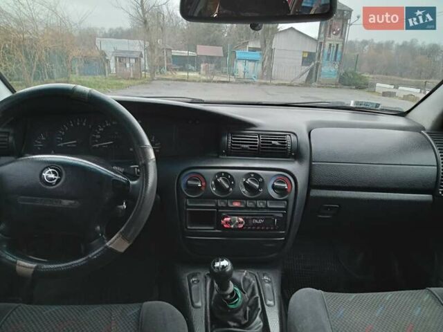 Красный Опель Омега, объемом двигателя 2 л и пробегом 317 тыс. км за 1450 $, фото 14 на Automoto.ua