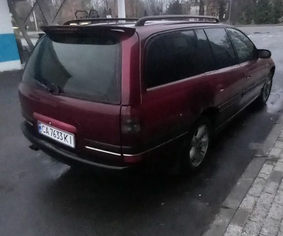 Червоний Опель Омега, об'ємом двигуна 2 л та пробігом 350 тис. км за 1500 $, фото 2 на Automoto.ua